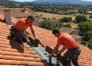 Ouvrier pour une réparation de toiture dans le VAR