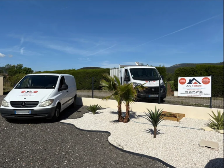 Véhicule Ajc Toiture _ artisan couvreur à Cuers, Rocbaron et Puget-Ville