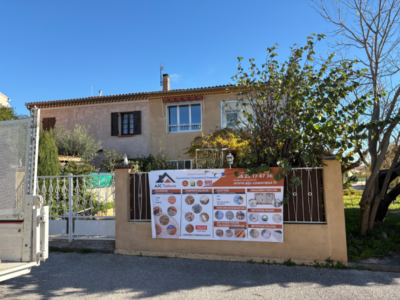 Ouvrier entrain de monter une charpente