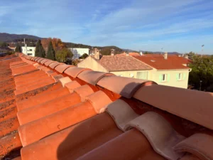Réfection complète d'un solin en zinc à Cuers dans le Var par AJC Toiture