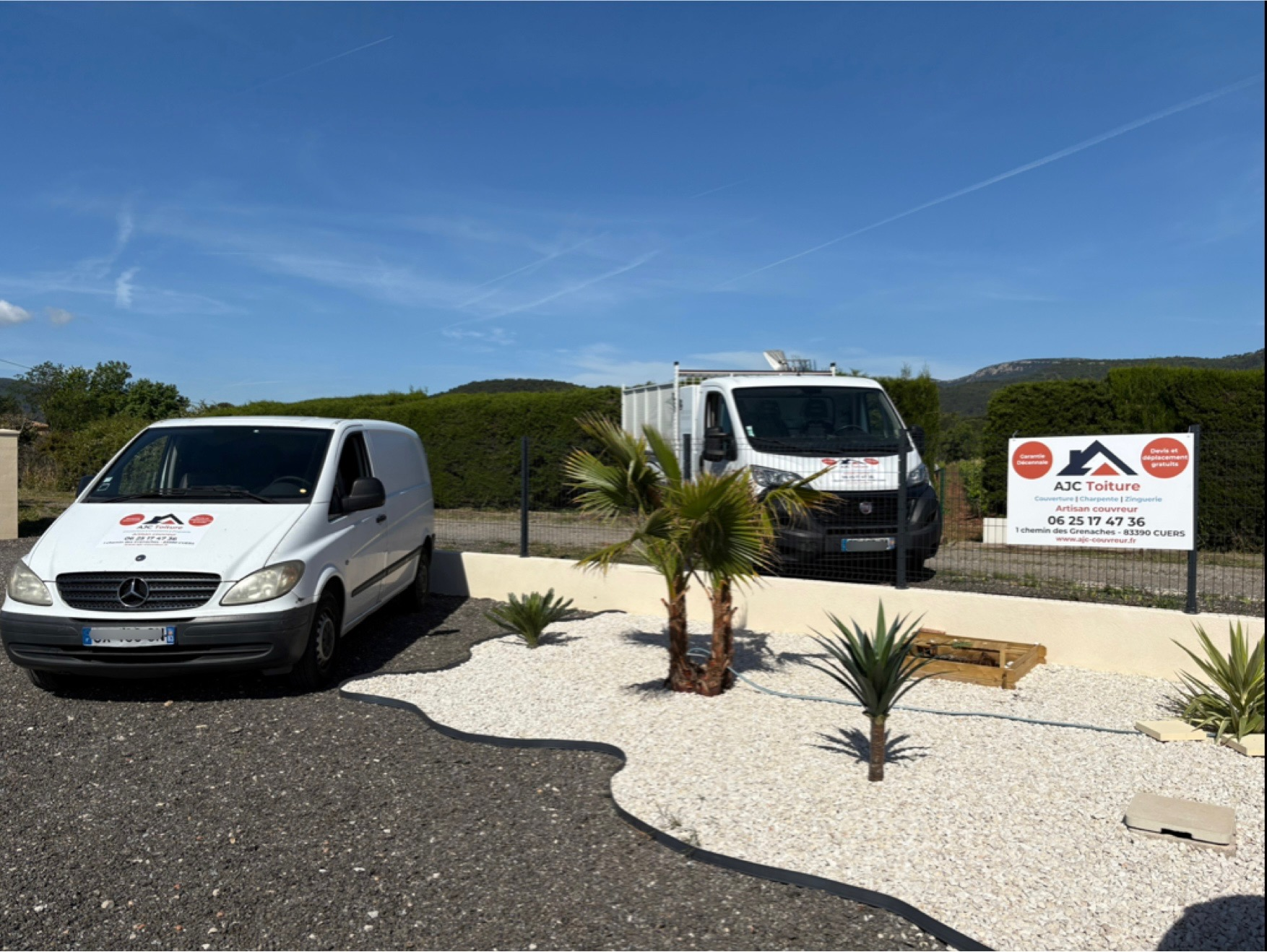 Camionnette artisan couvreur AJC Toiture Var