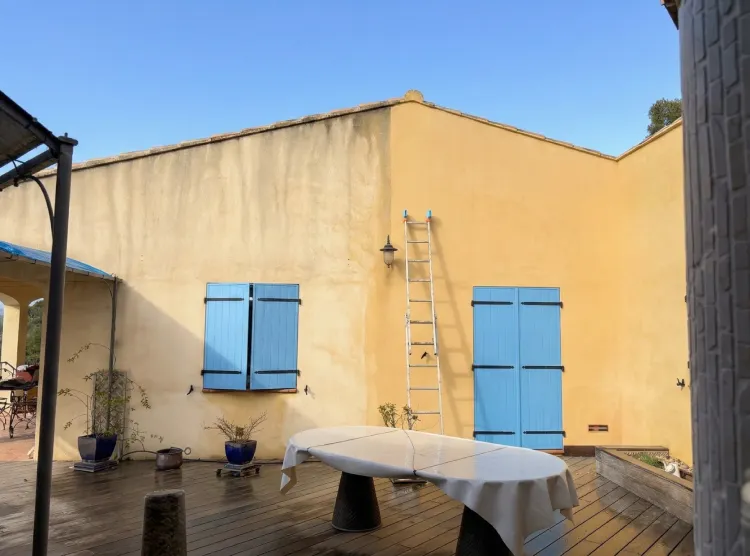 Avant/après d'un nettoyage professionnel de façade à Toulon dans le Var par AJC Toiture
