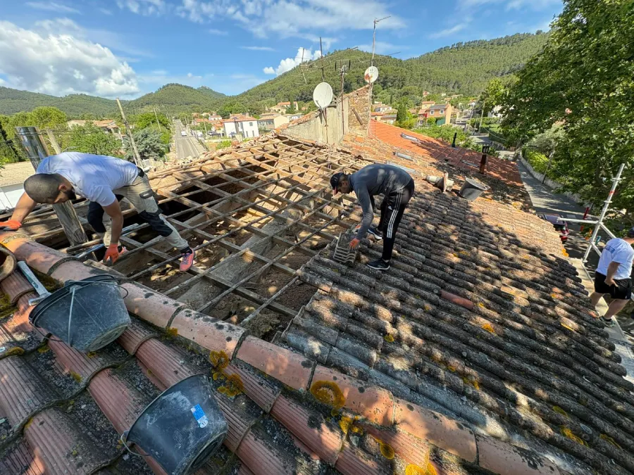 Dépose des anciennes tuiles de toiture à Puget-Ville