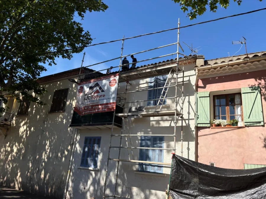 Échafaudage et bannière AJC Toiture sur le chantier de Puget-Ville