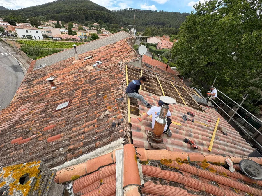 Pose des nouvelles tuiles de toiture à Puget-Ville