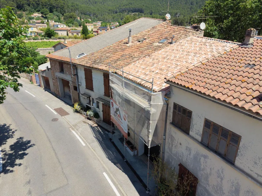 Toiture complètement posée vue de côté à Puget-Ville