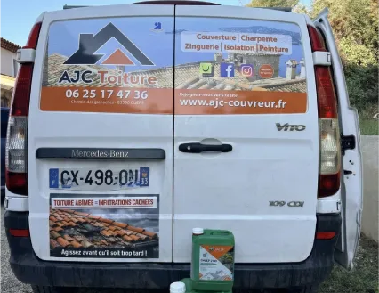 Véhicule AJC Toiture, couvreur à Cuers et dans le Var