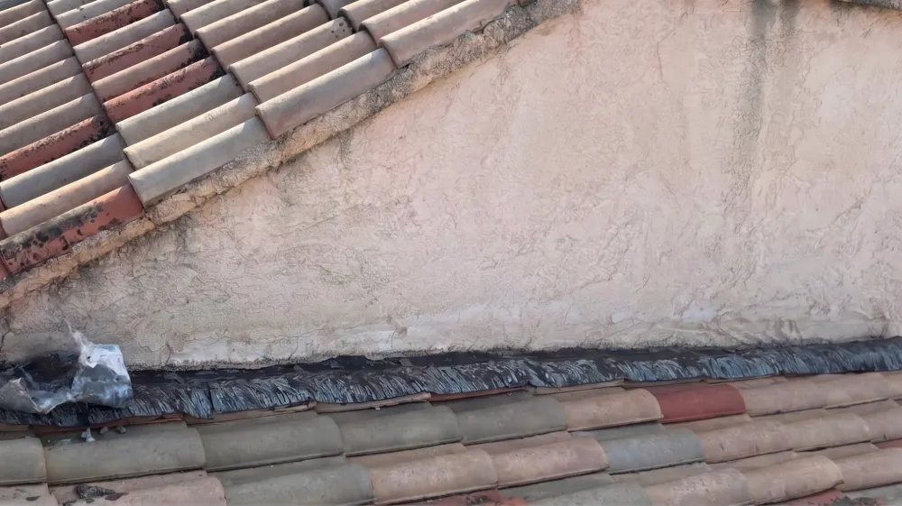 Faîtage scellé au béton fissuré avant remplacement à Pierrefeu-du-Var
