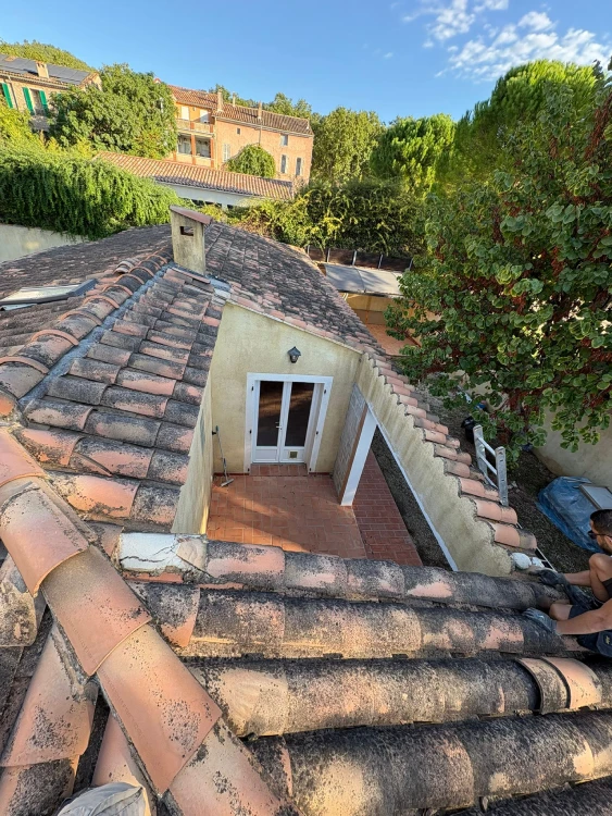 Toiture en tuiles avant prolongement au-dessus de la terrasse à Cuers