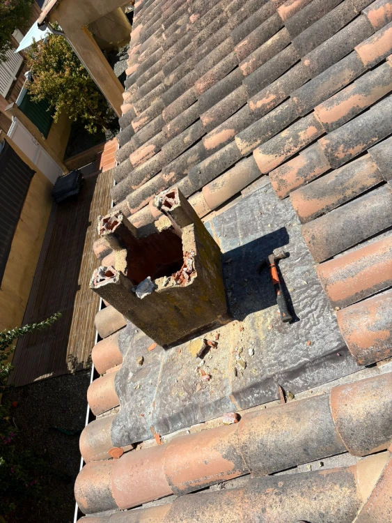 Souche de cheminée en maçonnerie sur une toiture en tuiles à Rocbaron avant retrait