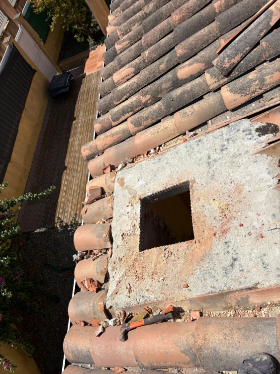 Souche de cheminée arasée au niveau du rampant de toiture à Rocbaron