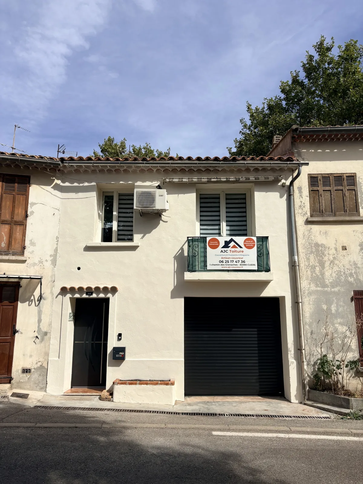 Façade rénovée après ravalement à Puget-Ville par AJC Toiture, enduit neuf ton crème