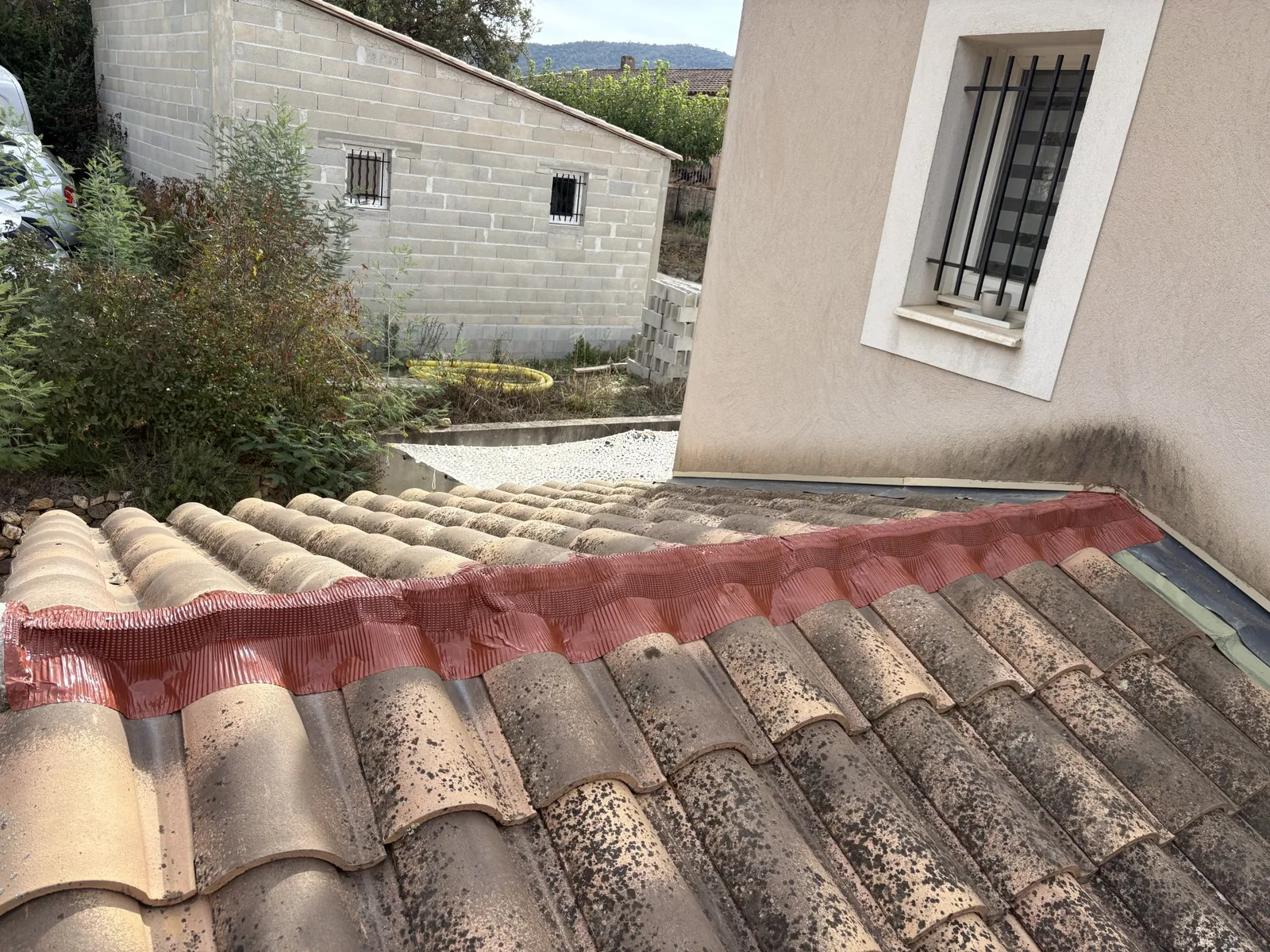 2. Pendant — pose du closoir ventilé neuf en rouleau le long de la ligne de faîtage.