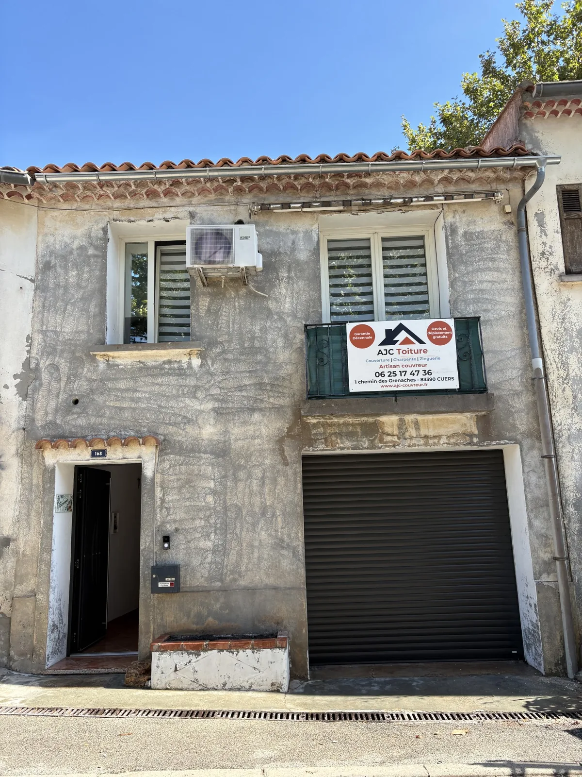 2. Pendant — piochage des parties non adhérentes et préparation du support avant enduit.